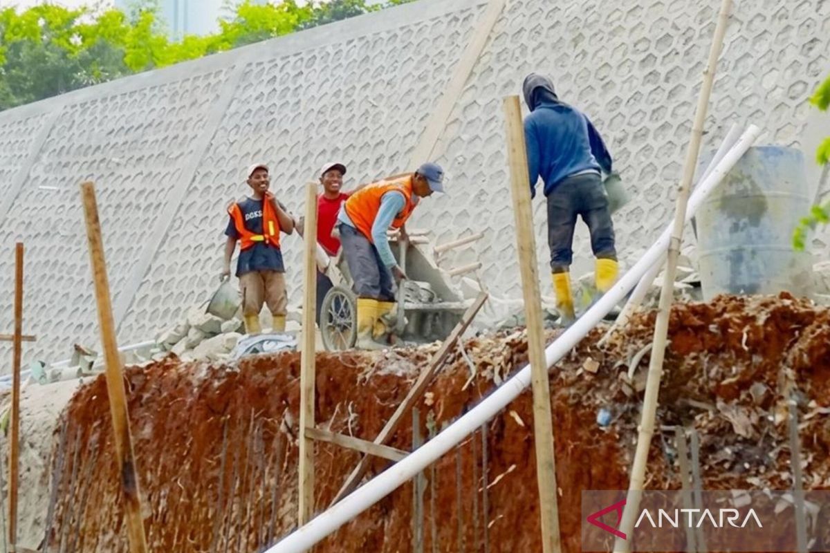 Kali Mampang embankment repair targeted for completion in early September