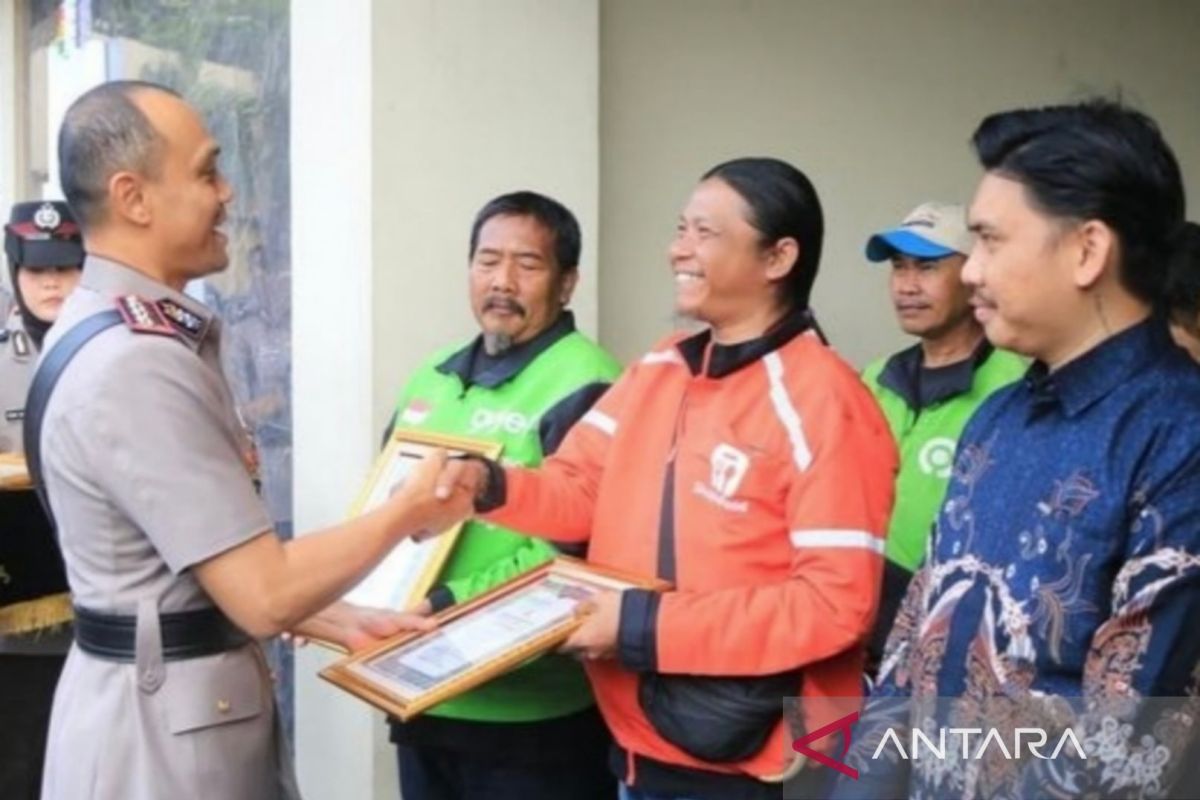 Police strengthen partnership with online motorcycle taxi drivers and Bekasi residents on Police Service Day
