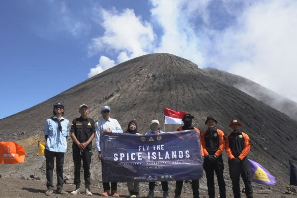 Independence Day: Mapala UI raises flag on Gamalama and undertakes solo expedition