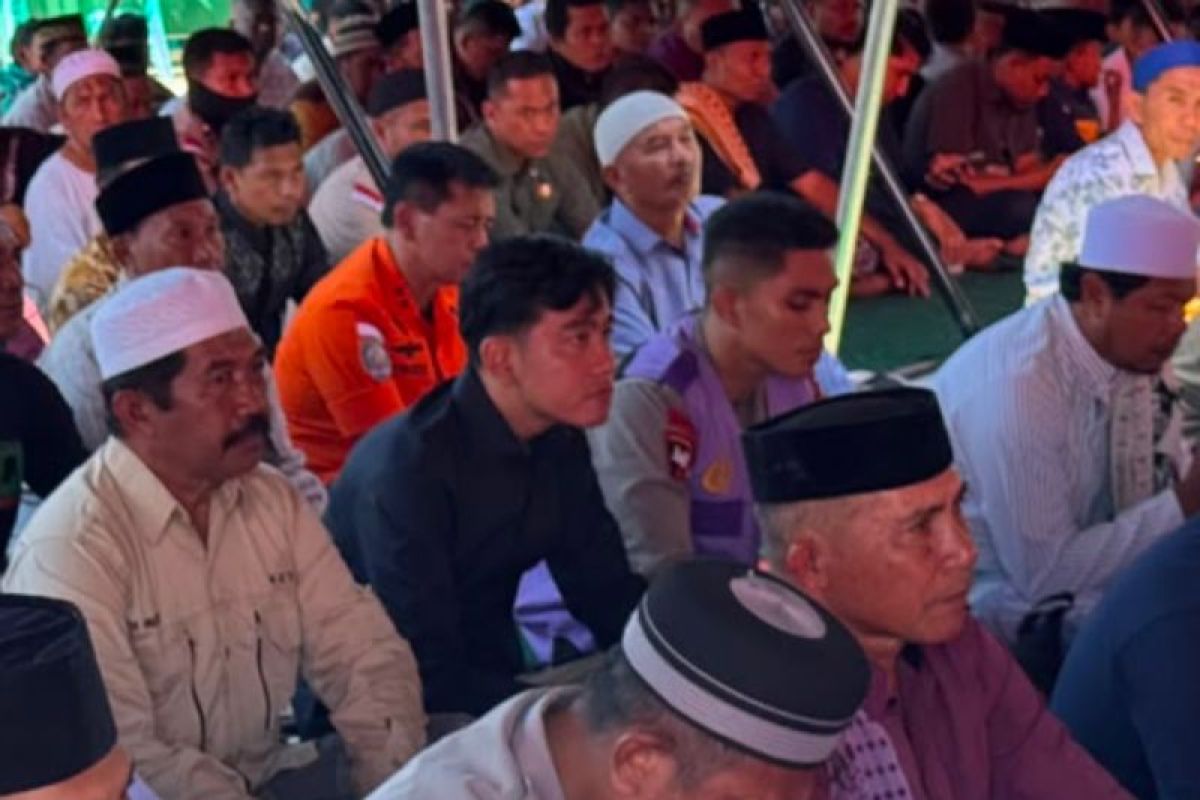 Friday prayers with quake-affected residents, Gibran prays for NTT's recovery