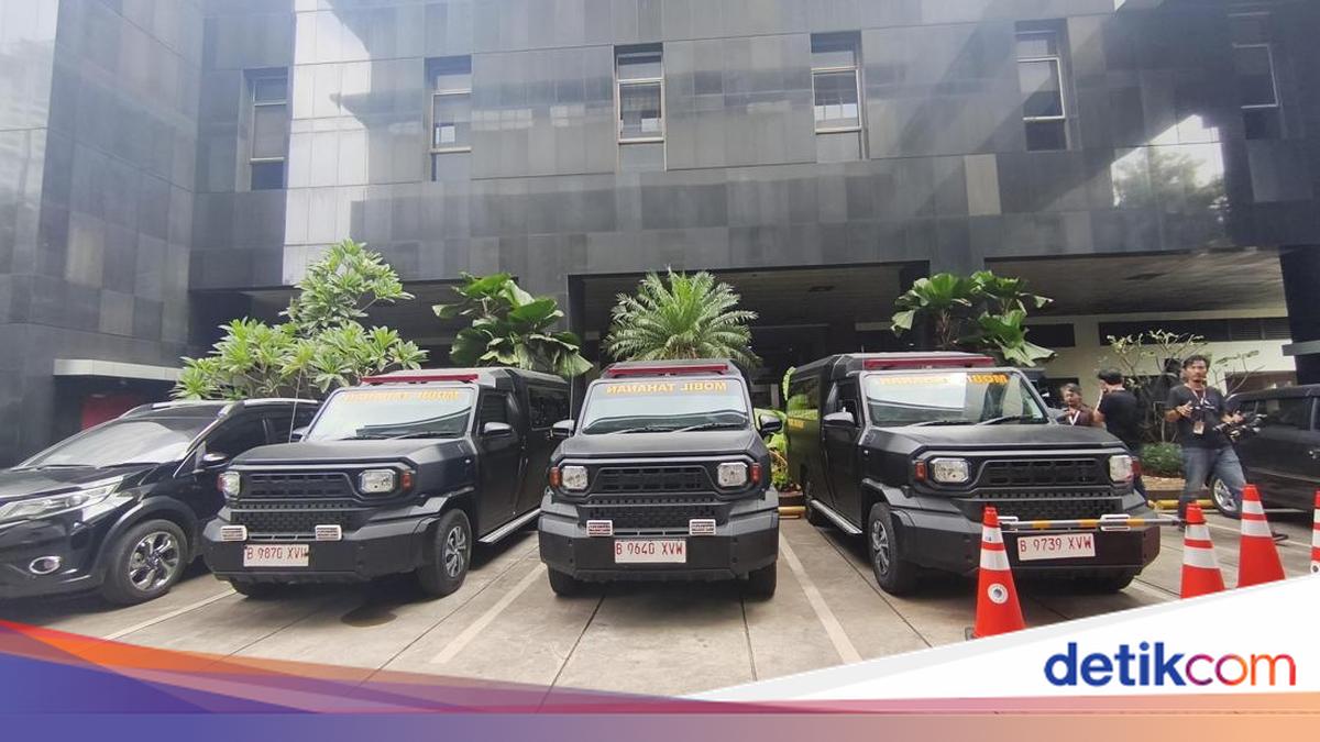 KPK Unveils Three New Prisoner Transport Vehicles