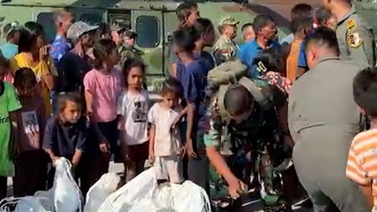Palue Residents in NTT Welcome Helicopter Carrying Earthquake Aid