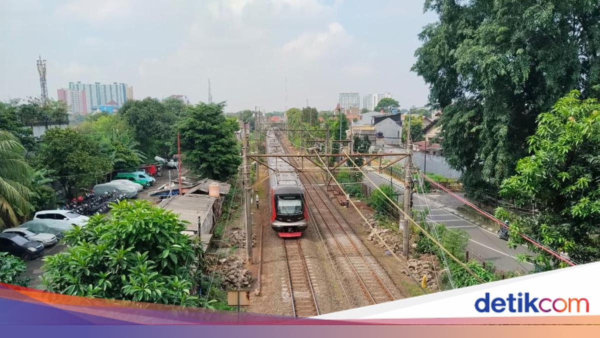 Brawl Near Railway Tracks Disrupts Jakarta-Bogor Commuter Line Services This Afternoon
