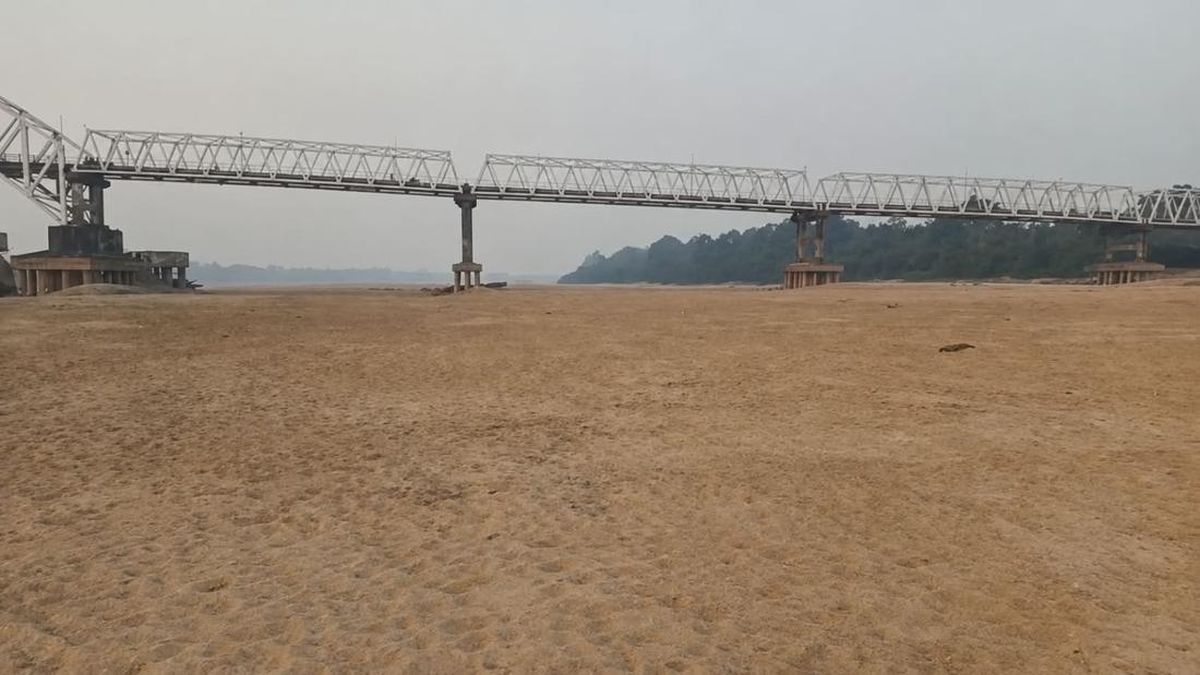 Barito River Dries Up, Exposing Stretches of Land Like a Desert