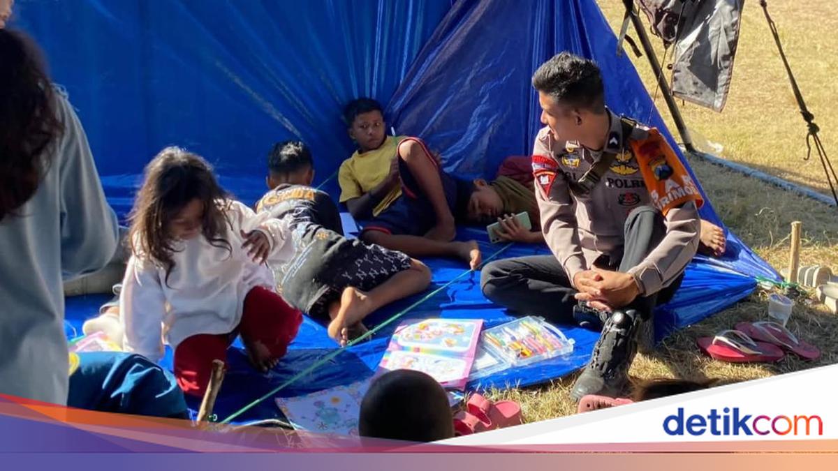 East Java Brimob Provides Trauma Healing for Child Earthquake Victims in NTT, Smiles Return