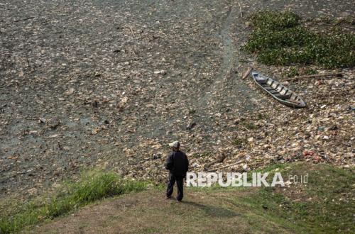 Citarum River flow shrinks amid prolonged dry season