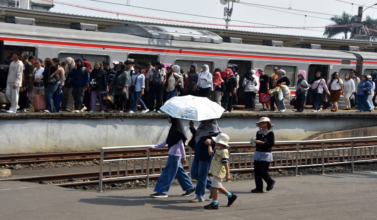Bogor Commuter Line Services Held at Manggarai Due to Street Brawl