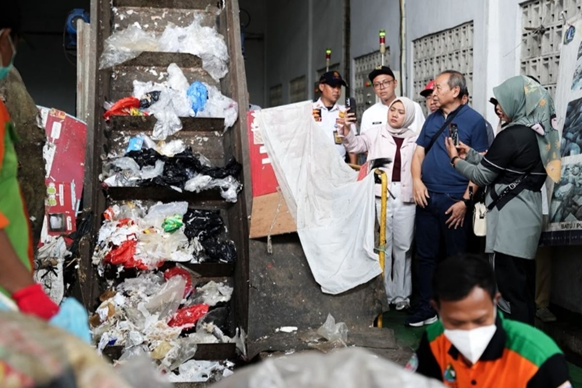 West Jakarta Mayor explores waste processing technology collaboration in Kembangan