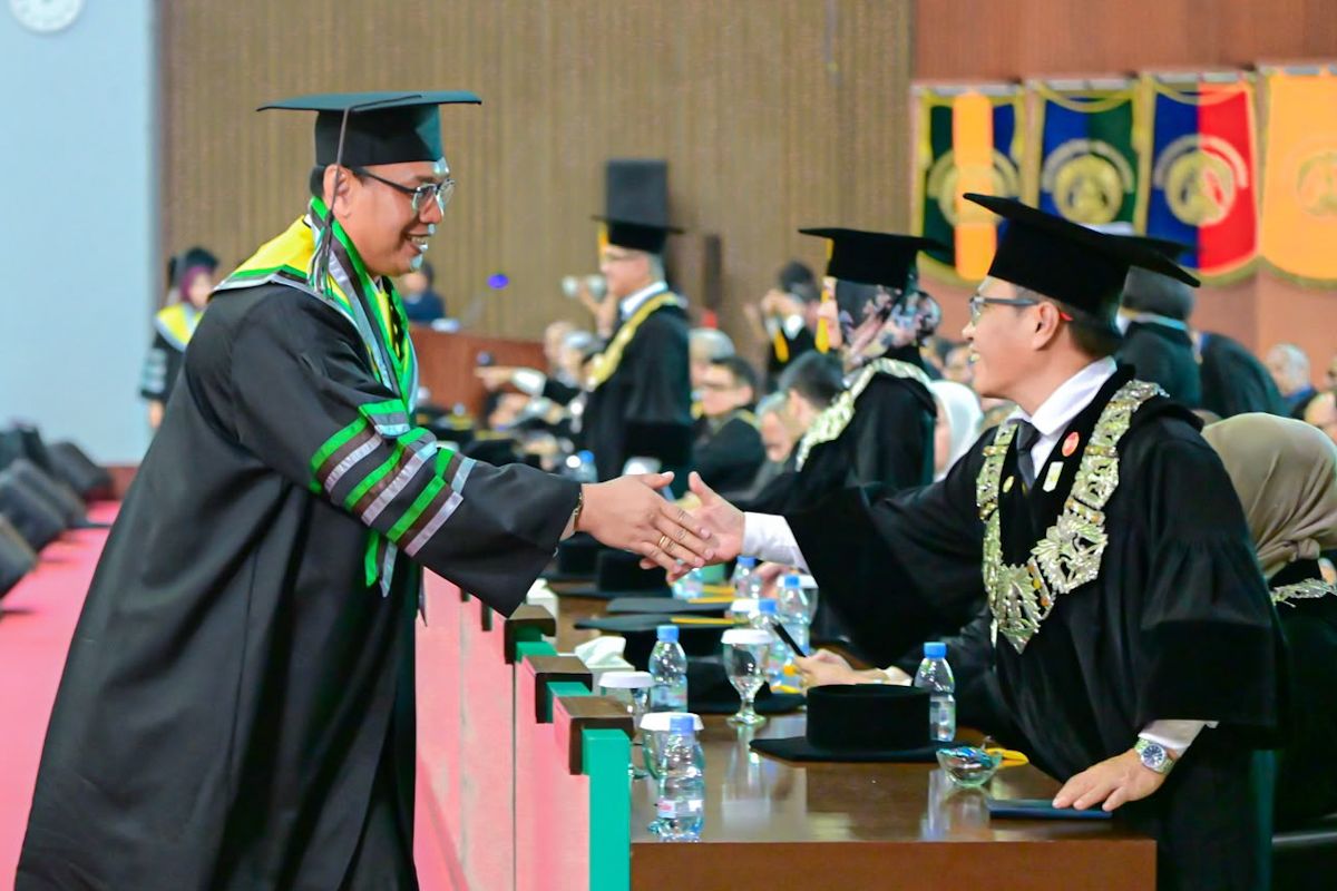 Bulog CEO Ahmad Rizal earns doctorate from University of Indonesia
