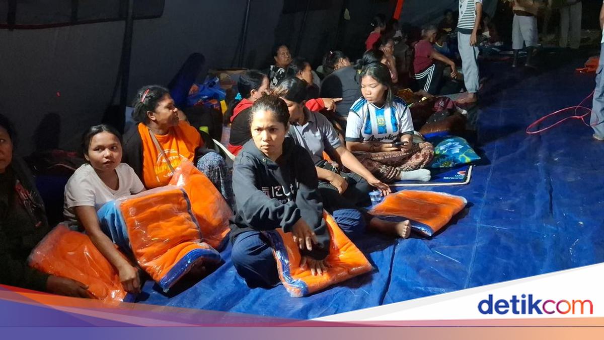 Residents Scramble for Blanket Aid at Nagekeo Evacuation Post