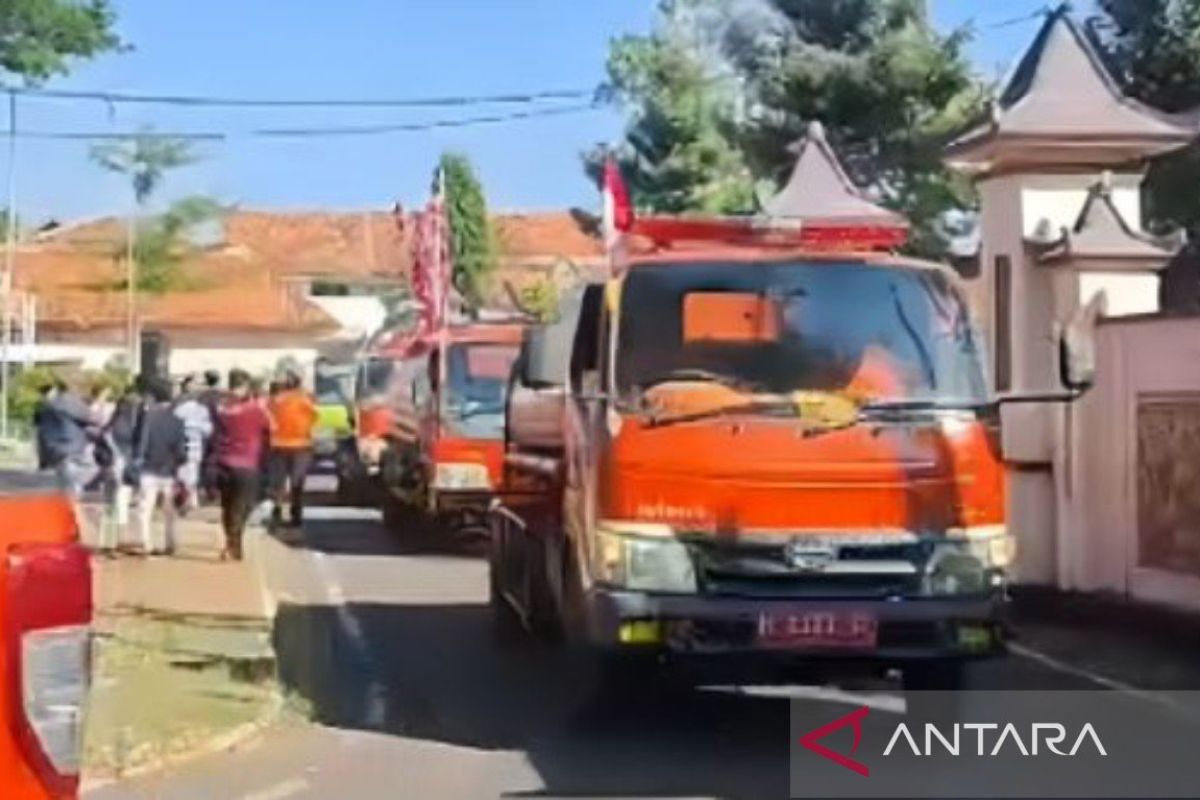 Pamekasan Regency Government deploys six tanker trucks for clean water aid
