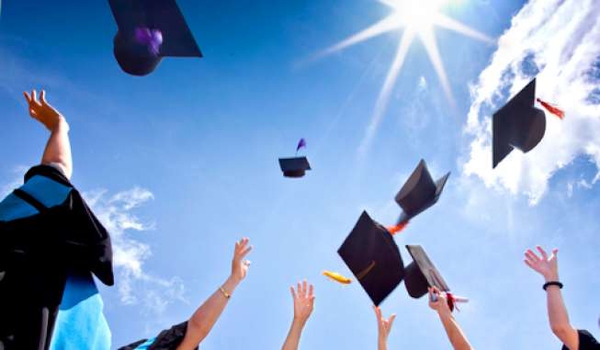 Working While Studying, Porridge Seller's Daughter Becomes Top Graduate at UIN Walisongo Semarang