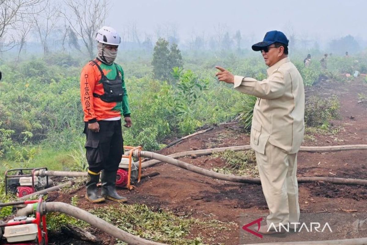 Prabowo surveys forest and land fires in Kubu Raya, ensures optimal handling