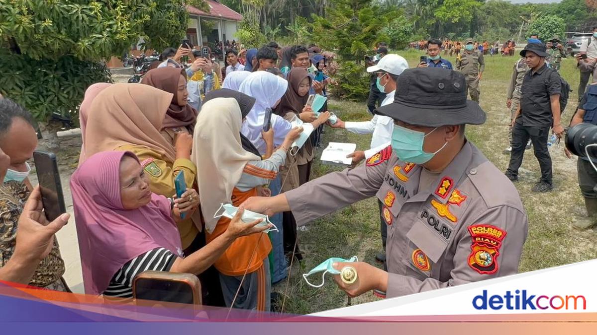 Riau Police and Health Office Conduct Health Checks on Residents Affected by Pelalawan Forest Fire Haze