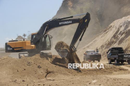 Trans Flores Access Reopened as Crews Clear Landslides Following Earthquake