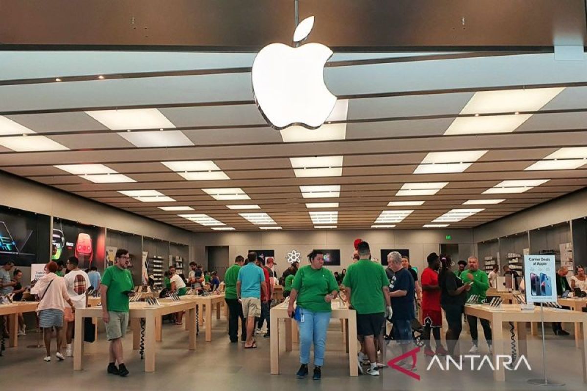 Apple cuts 200 employees from Vision Pro and Siri teams