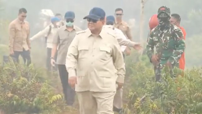 Without a Mask, Prabowo Inspects Kalimantan Forest Fires