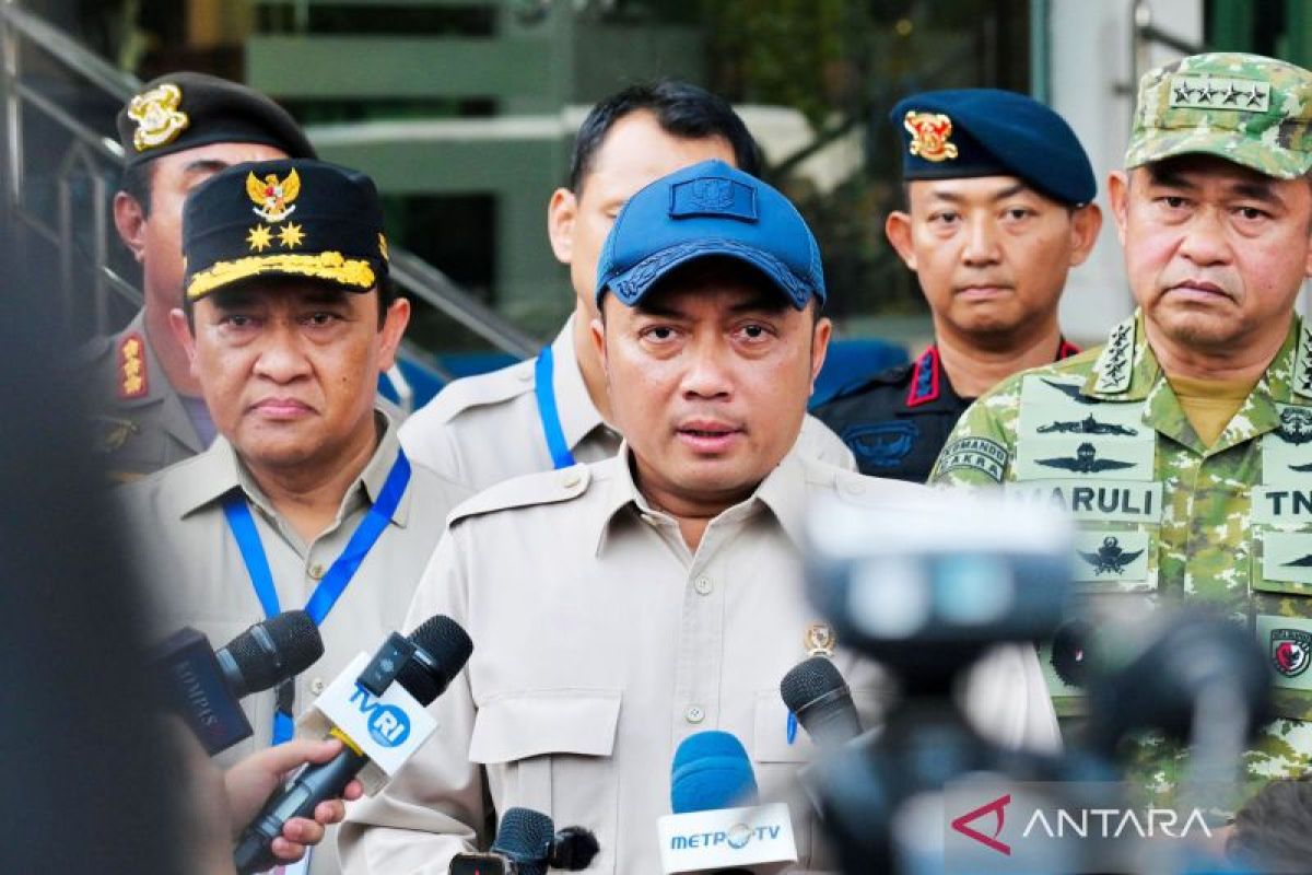 Prabowo commends teams battling forest and land fires