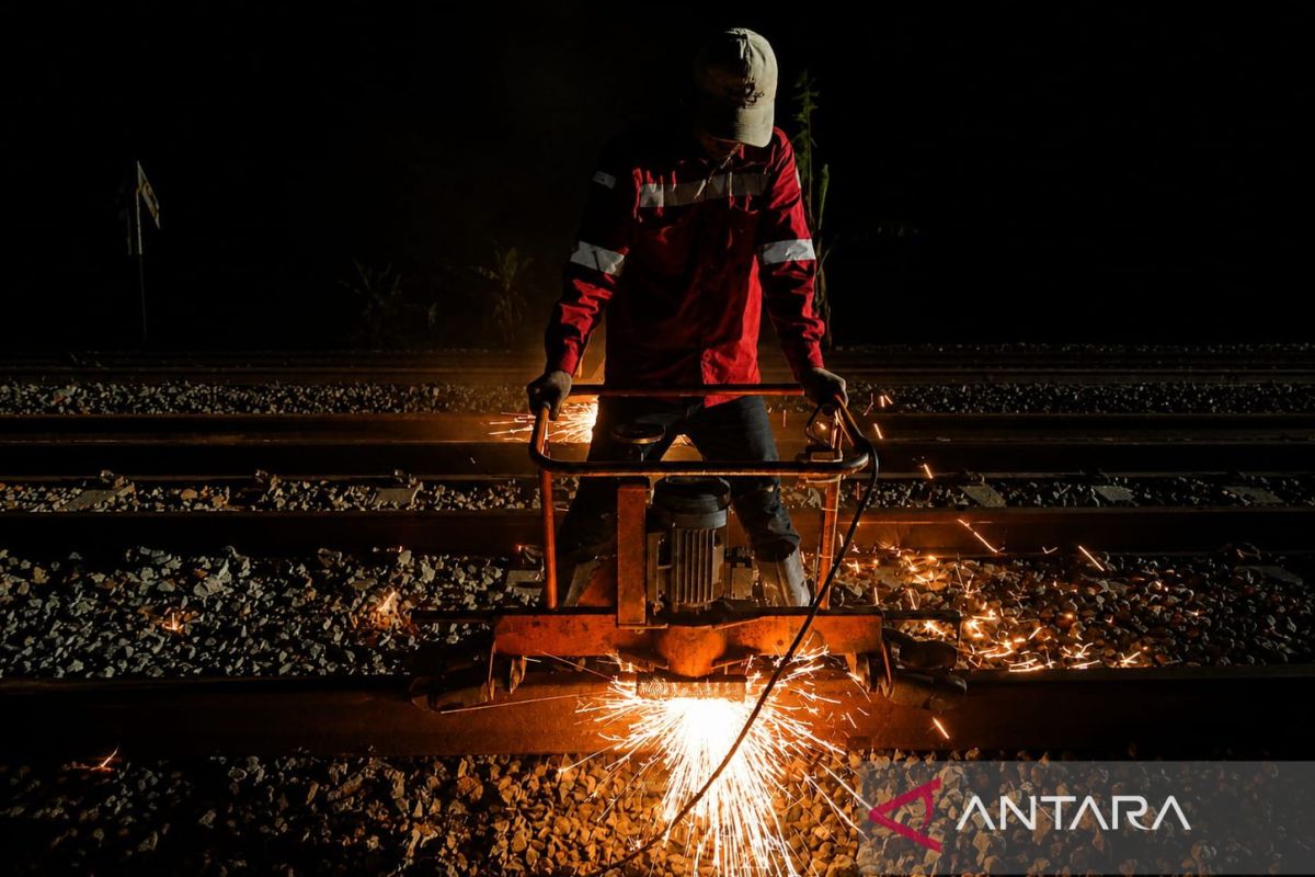 KAI Cirebon upgrades 30 km of railway track to improve train safety