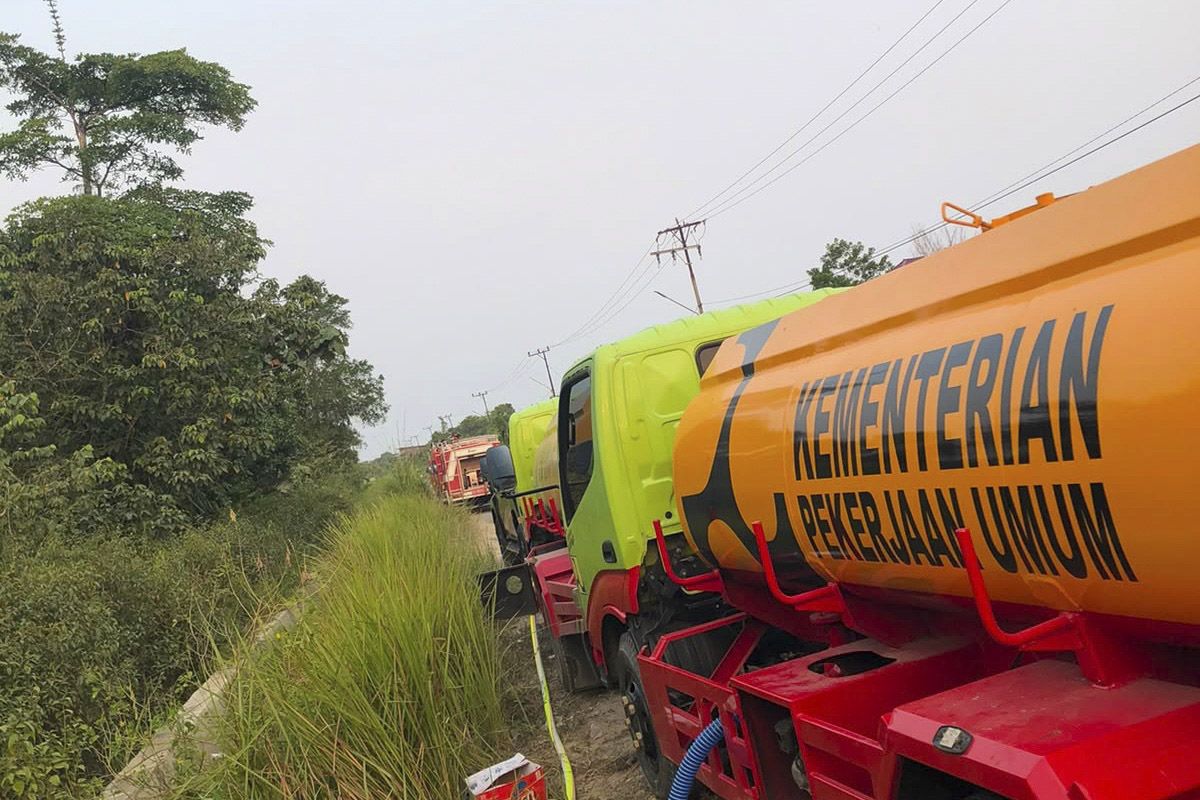 Public Works Ministry deploys water tanker trucks to support Tanjung Selor forest fire response