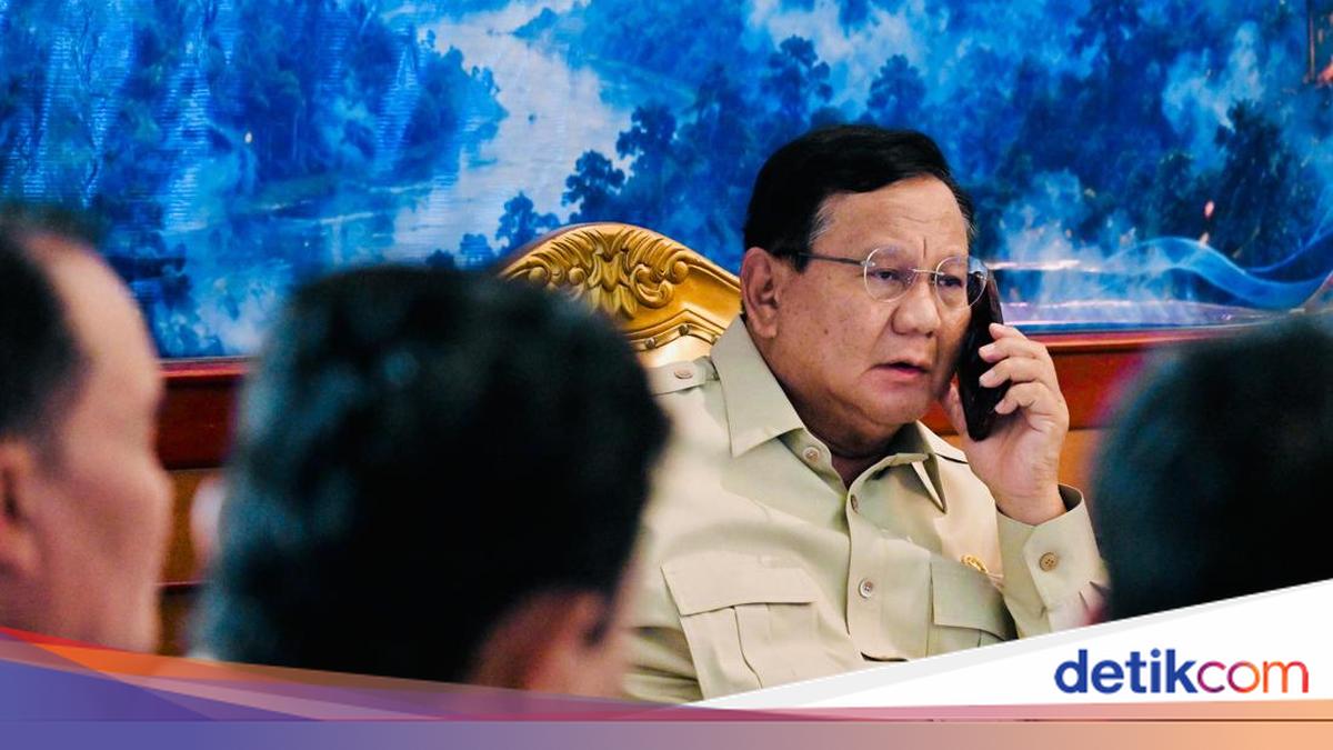 Prabowo Interrupts Meeting with Phone Call to Request Additional Equipment for Forest Fire Response