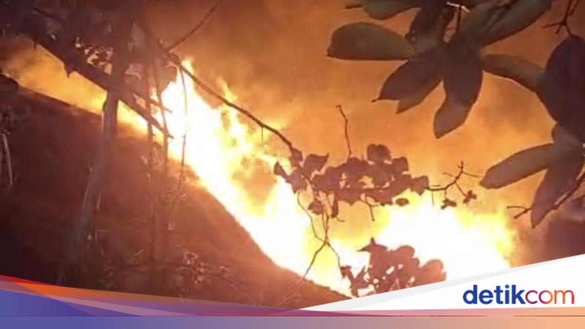 Major Fire Engulfs Sade Traditional Village in Central Lombok