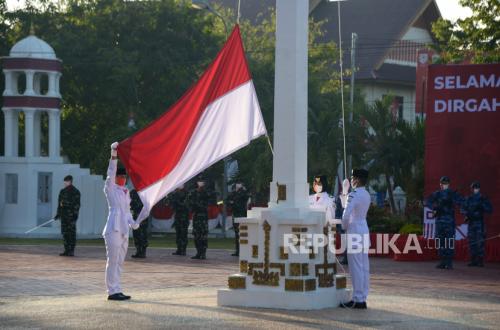 Two Soldiers Who Re-hoisted the Red and White Flag at Baiturrahman Grand Mosque Courtyard in Banda Aceh