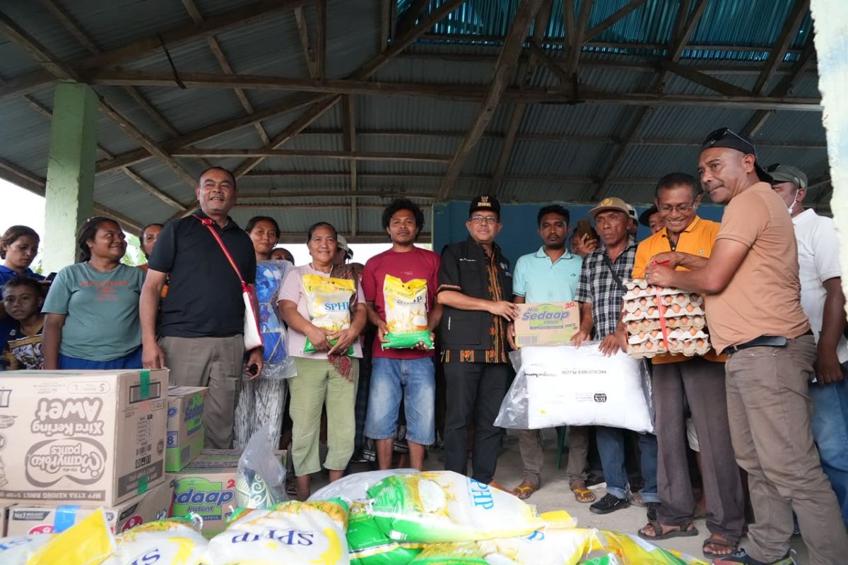 NTT Governor brings aid to three locations affected by M7.7 earthquake in Riung