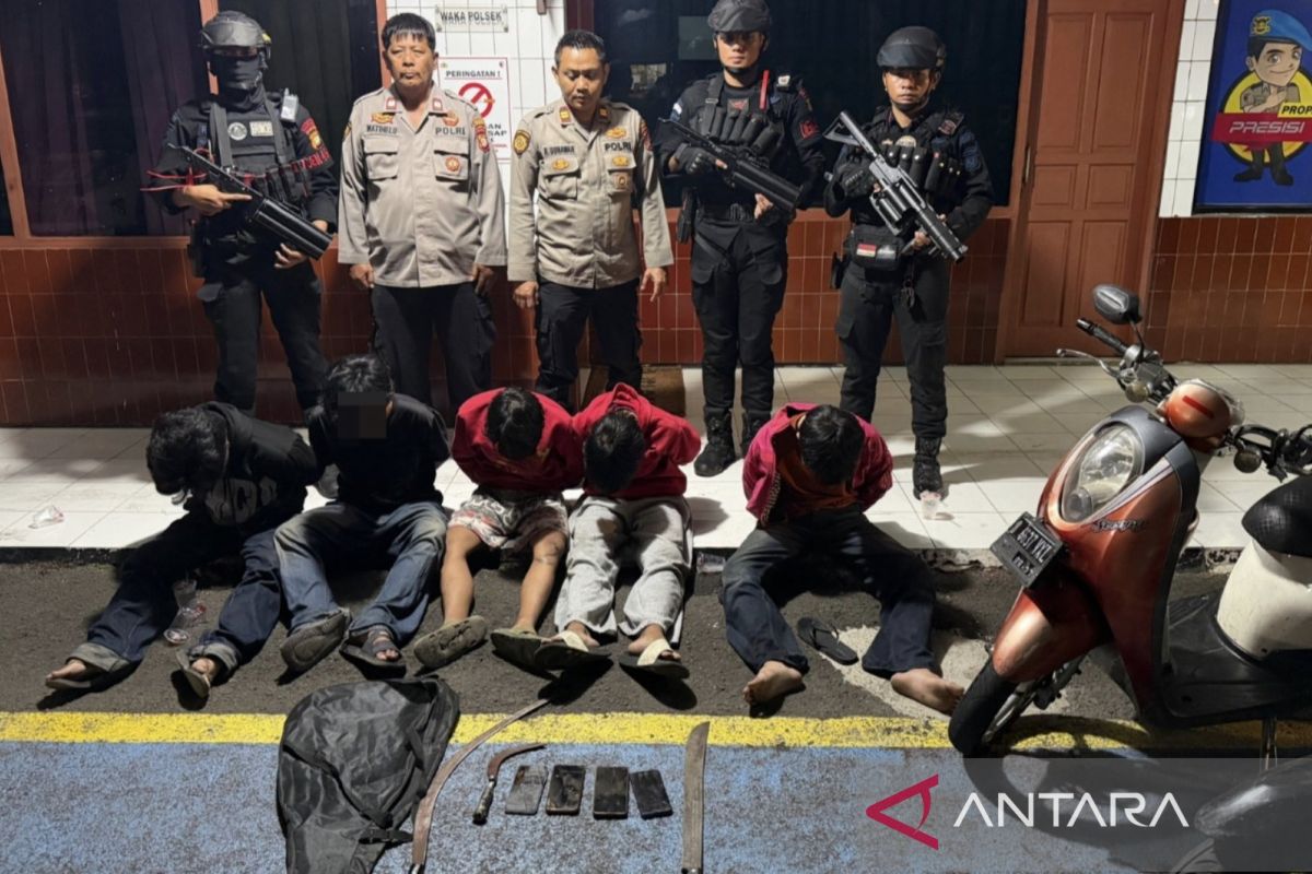 Police arrest five students carrying sharp weapons in South Tangerang ahead of planned brawl