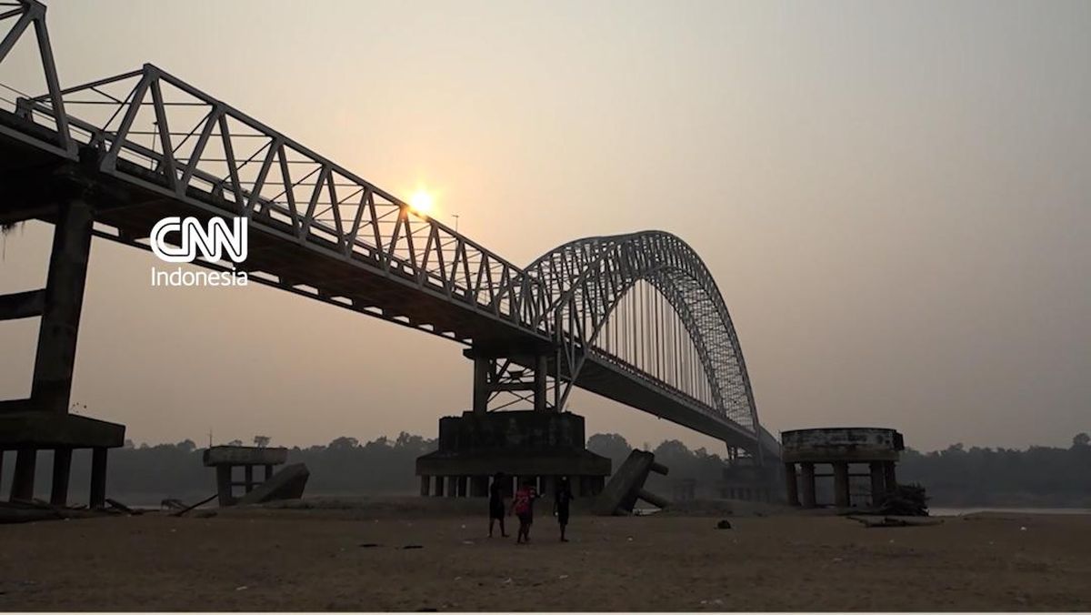 Prolonged Drought Leaves Barito River Dry and Barren