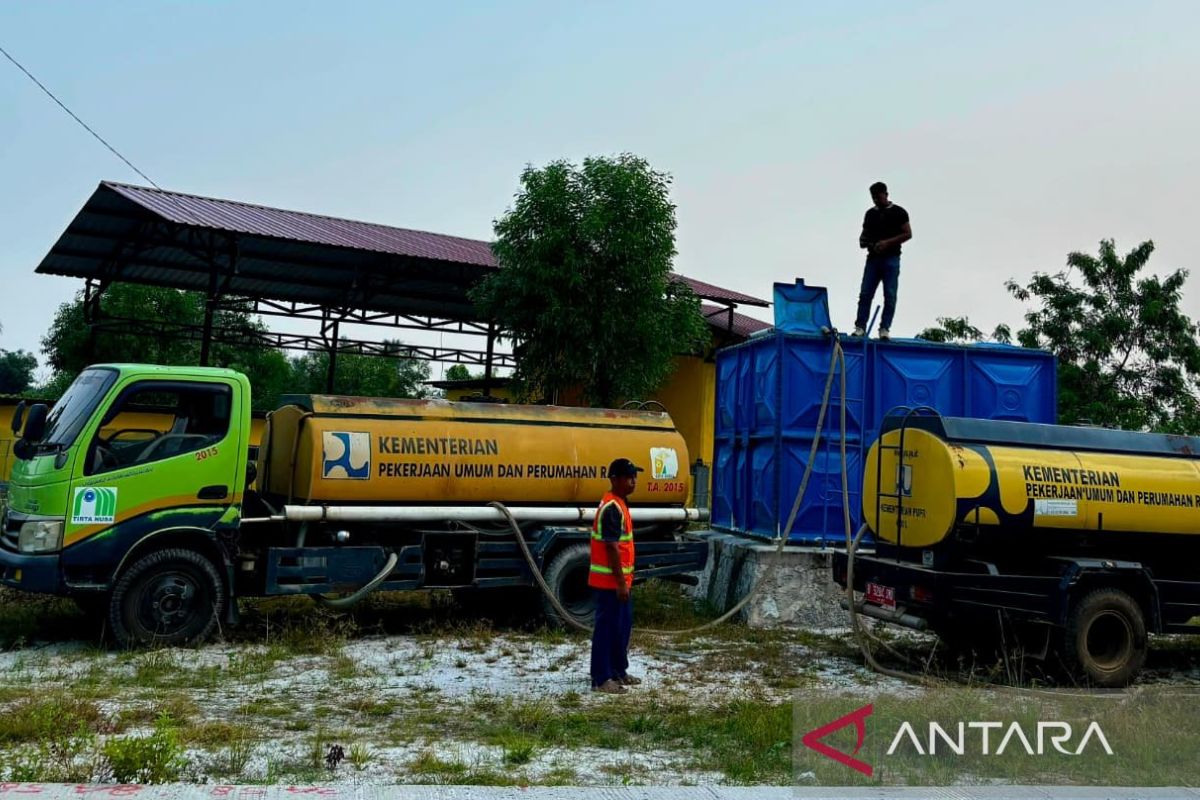 Natuna Regency Government distributes clean water to residents affected by drought