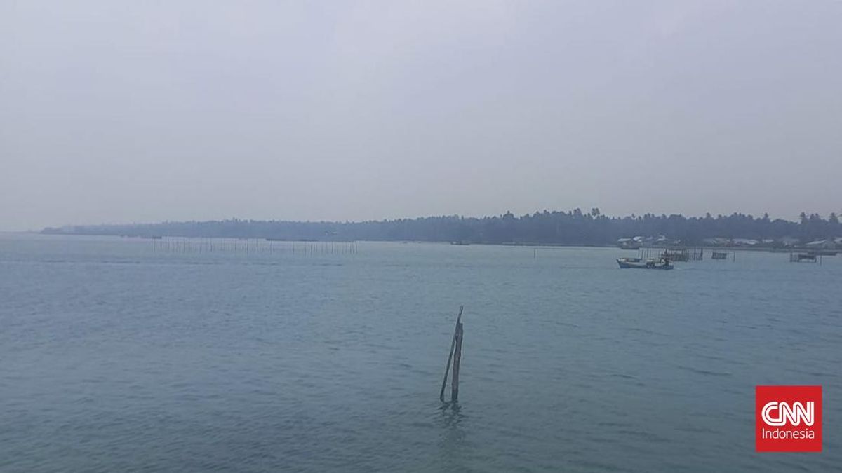 Fishermen in Natuna Struggle to Go to Sea Due to Thick Haze from Forest Fires