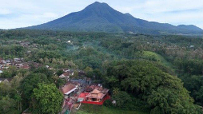 Frequent Trips to Mount Kawi: How Two Indonesian Businessmen Became Tycoons