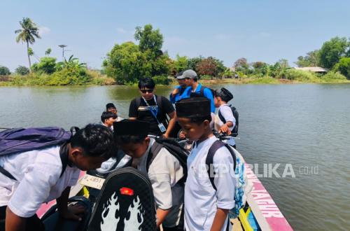 School Surrounded by Water, Boats Become Main Transport for SDN Pantai Bahagia 02 Students