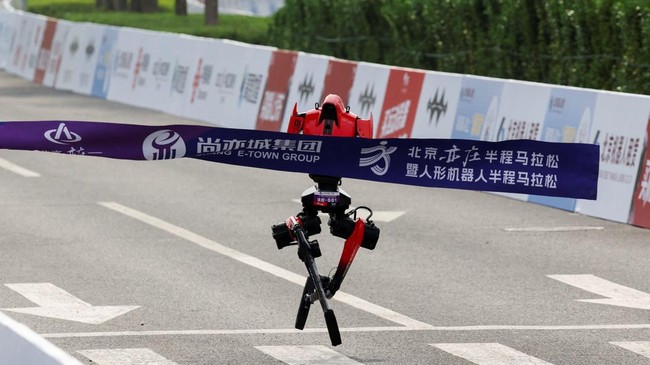 Chinese Robot Beats Usain Bolt's 100m World Record