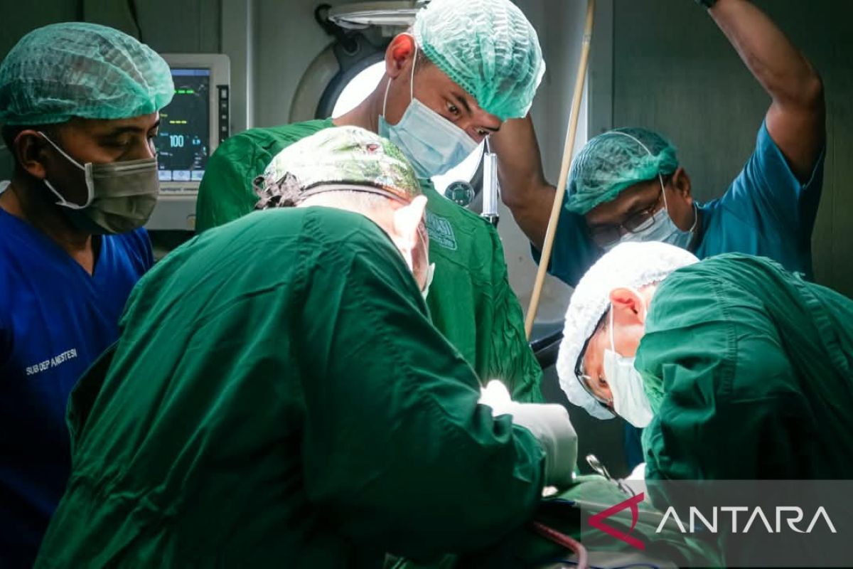 Indonesian Navy saves NTT earthquake victim through surgery aboard KRI