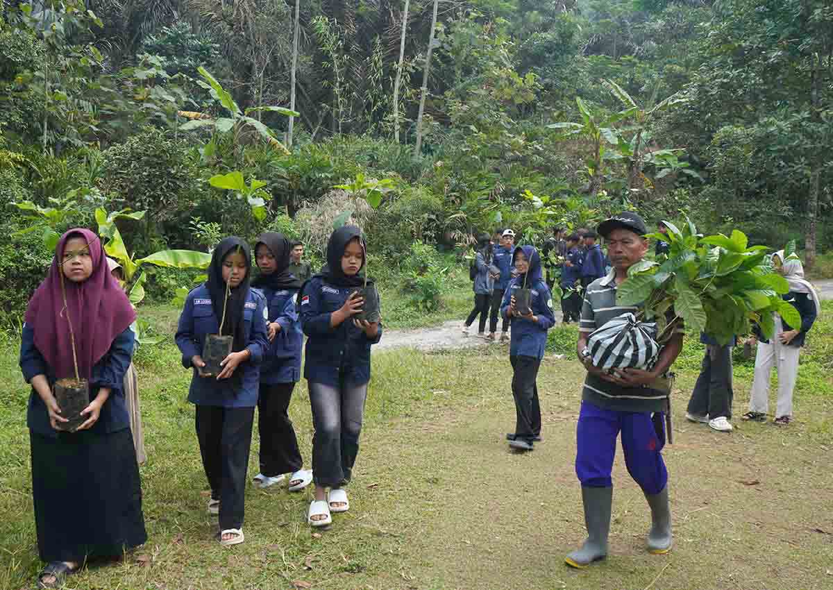 Forest-Edge School Strives for Sustainability Through Self-Reliance