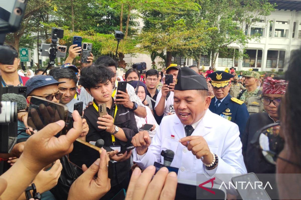 KDM personally delivers West Java aid for NTT earthquake victims' homes