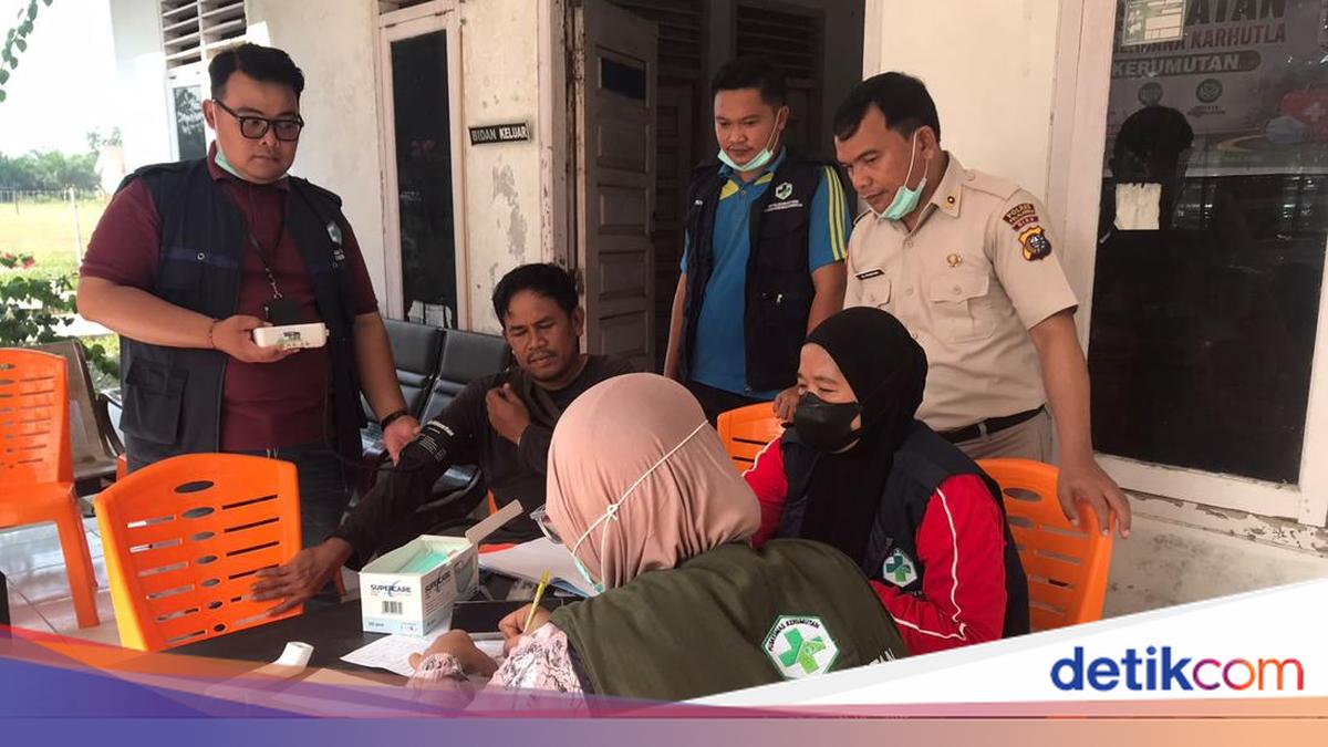 Riau Police Medical Team Conducts Door-to-Door Health Checks for Residents Affected by Kerumutan Forest Fires