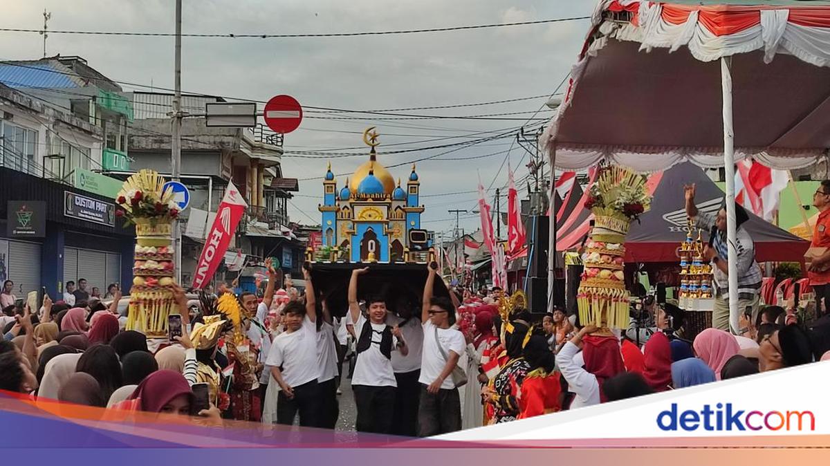 Festive Parade Marks Prophet Muhammad's Birthday in Denpasar's Kampung Jawa