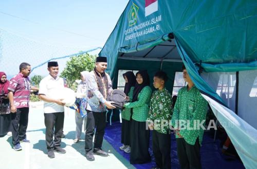Ministry of Religious Affairs Distributes Thousands of School Supply Packages to Madrasah Students in NTT
