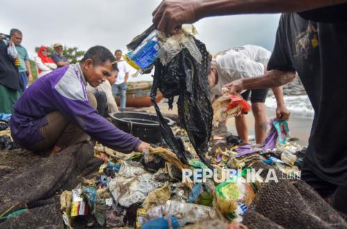 Nets Cast, Marine Waste Retrieved