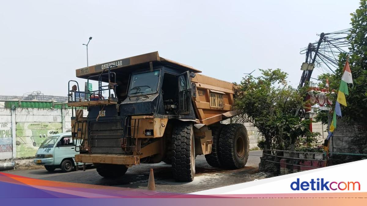 Mining Truck Breaks Down, Emits Smoke and Fire in Cilincing, Traffic Briefly Congested