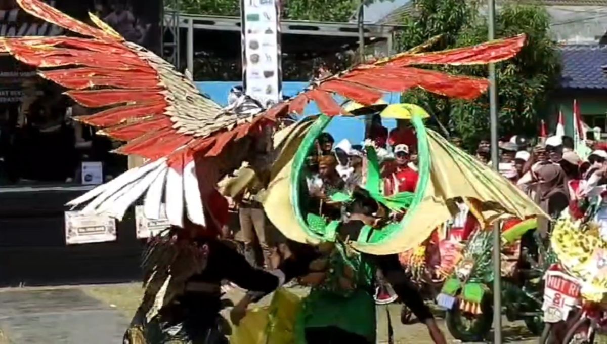Creative and Environmentally Conscious, Candi Sidoarjo Residents Celebrate Independence Day with Recycled Fashion Show