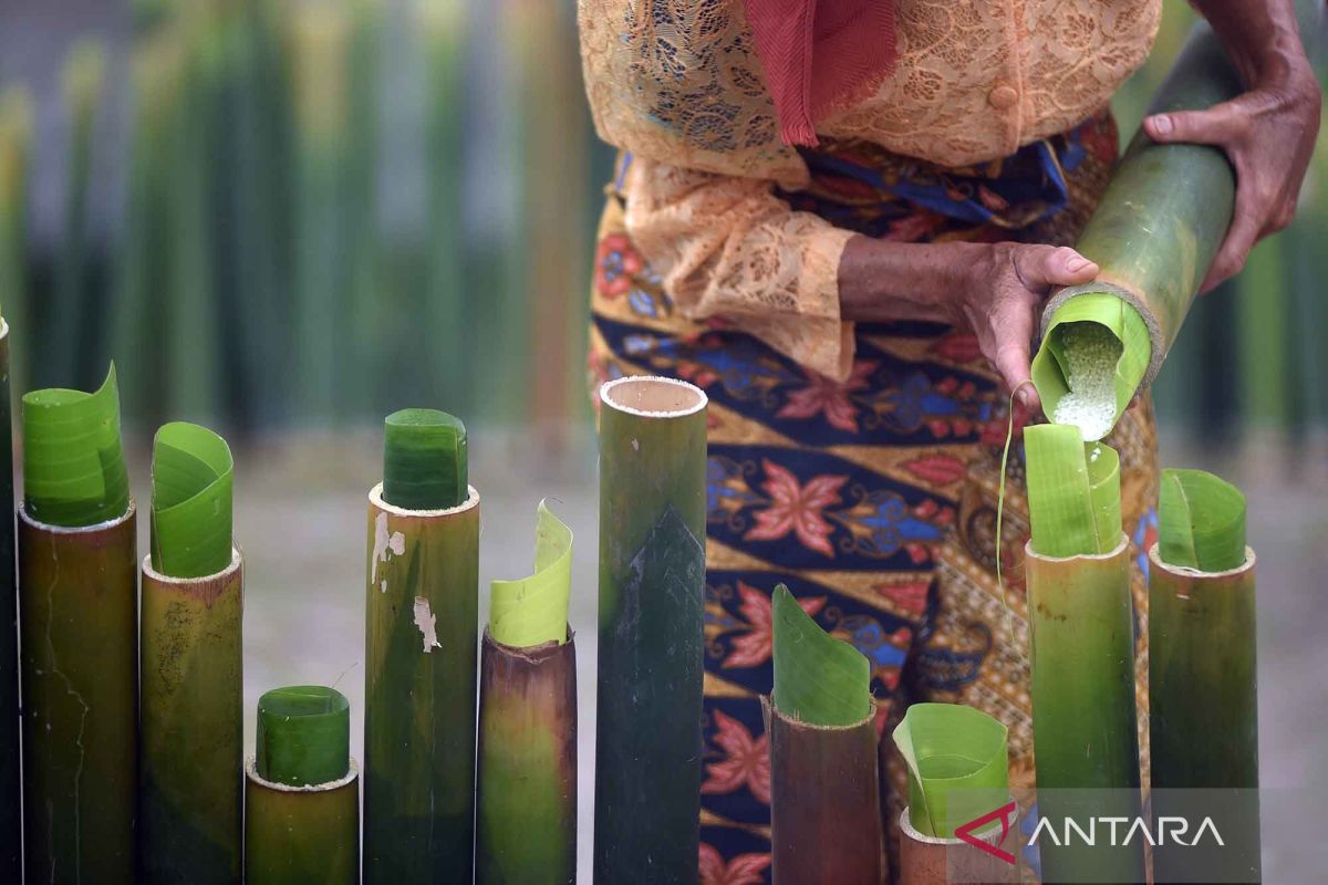 The meaning behind the tradition of buying souvenirs after travelling