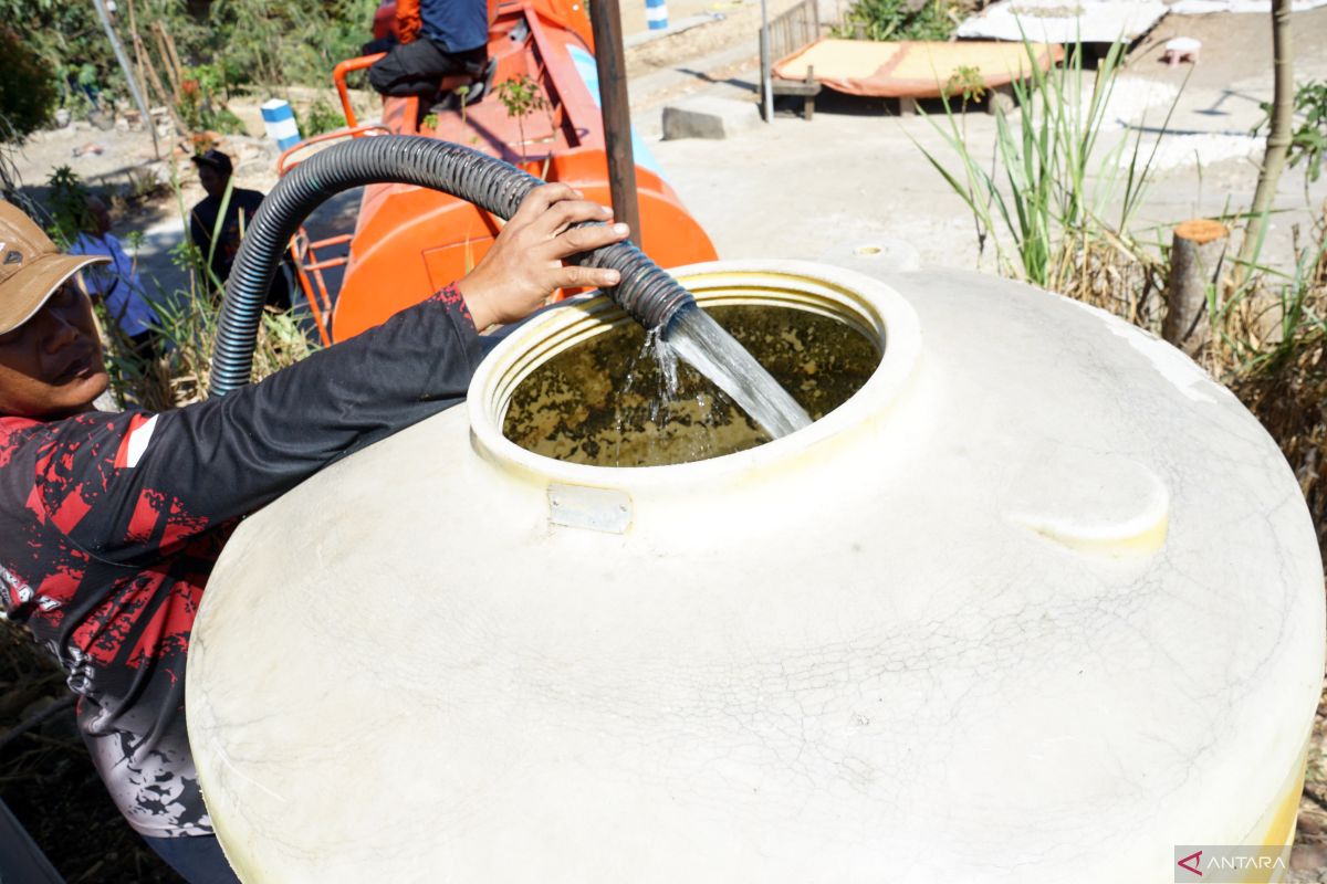 BNPB: 363,800 litres of clean water aid drought survivors in Malang