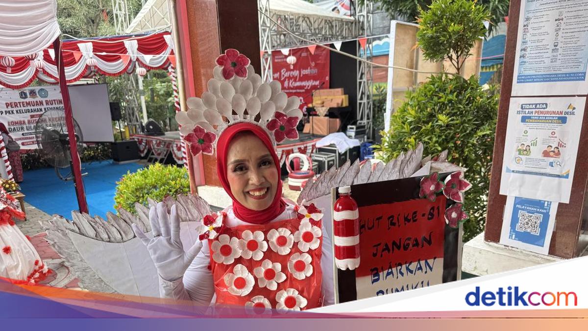 West Jakarta Housewives Scour Neighbourhood for Bottle Waste to Join Fashion Show