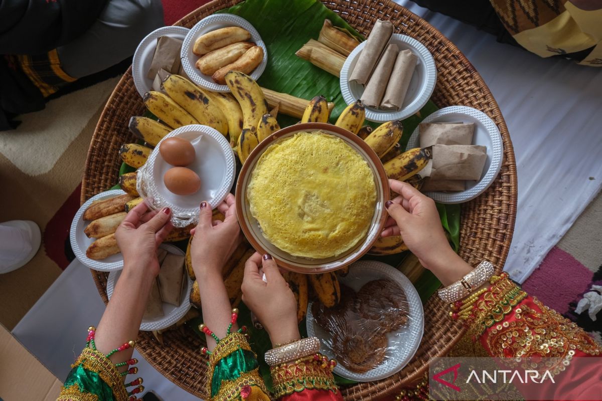 Why asking 'have you eaten?' is a form of care for Indonesians