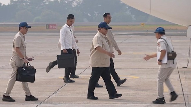 Video: Prabowo Flies to Riau to Inspect Forest Fires First-Hand