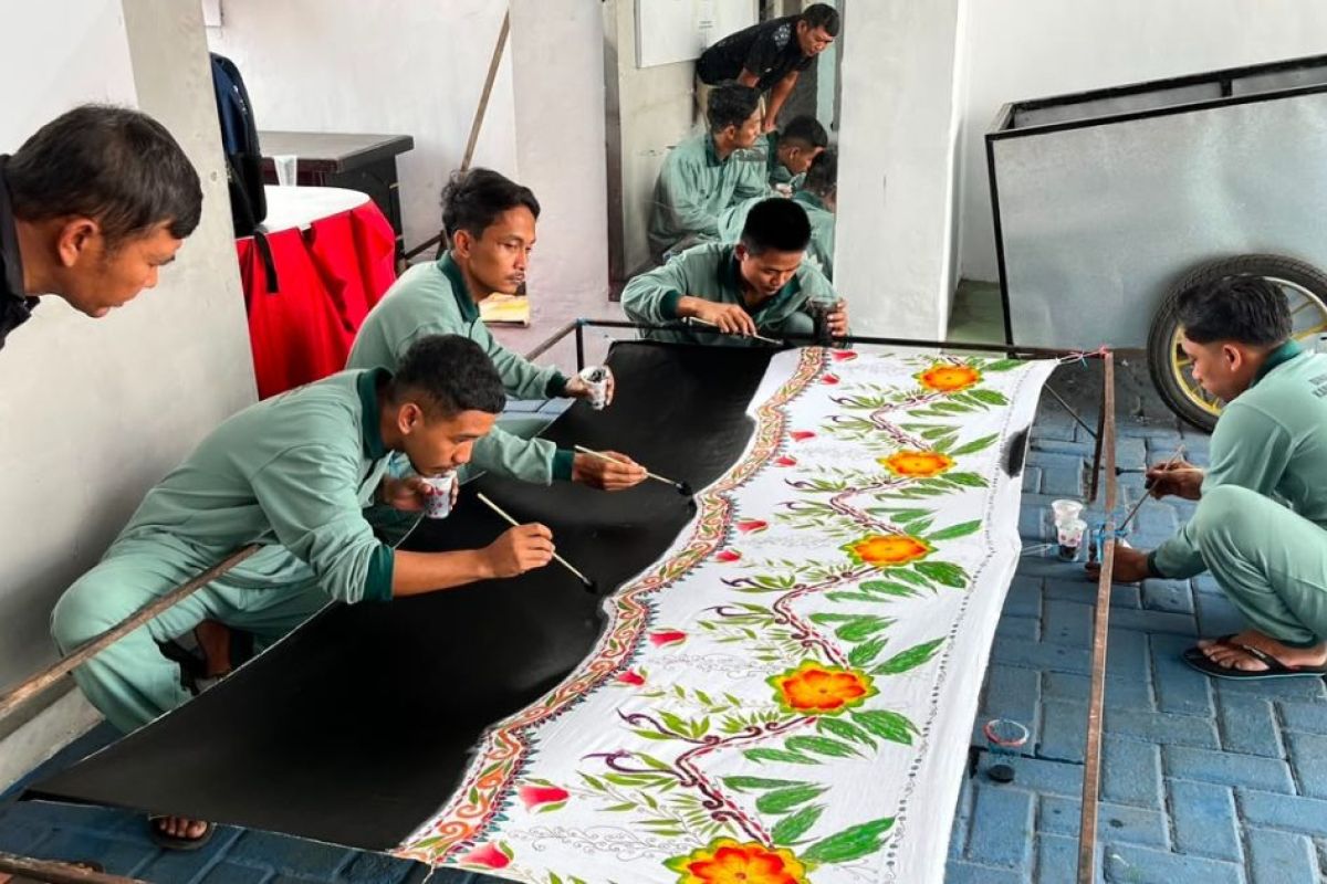 Inmates at Kraksaan Detention Centre in Probolinggo receive batik training